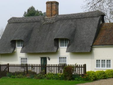 thatched_cottage_on_green